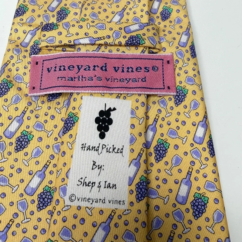 Vineyard Vines Silk Tie Mens Yellow Wine Bottle Grapes Preppy OS